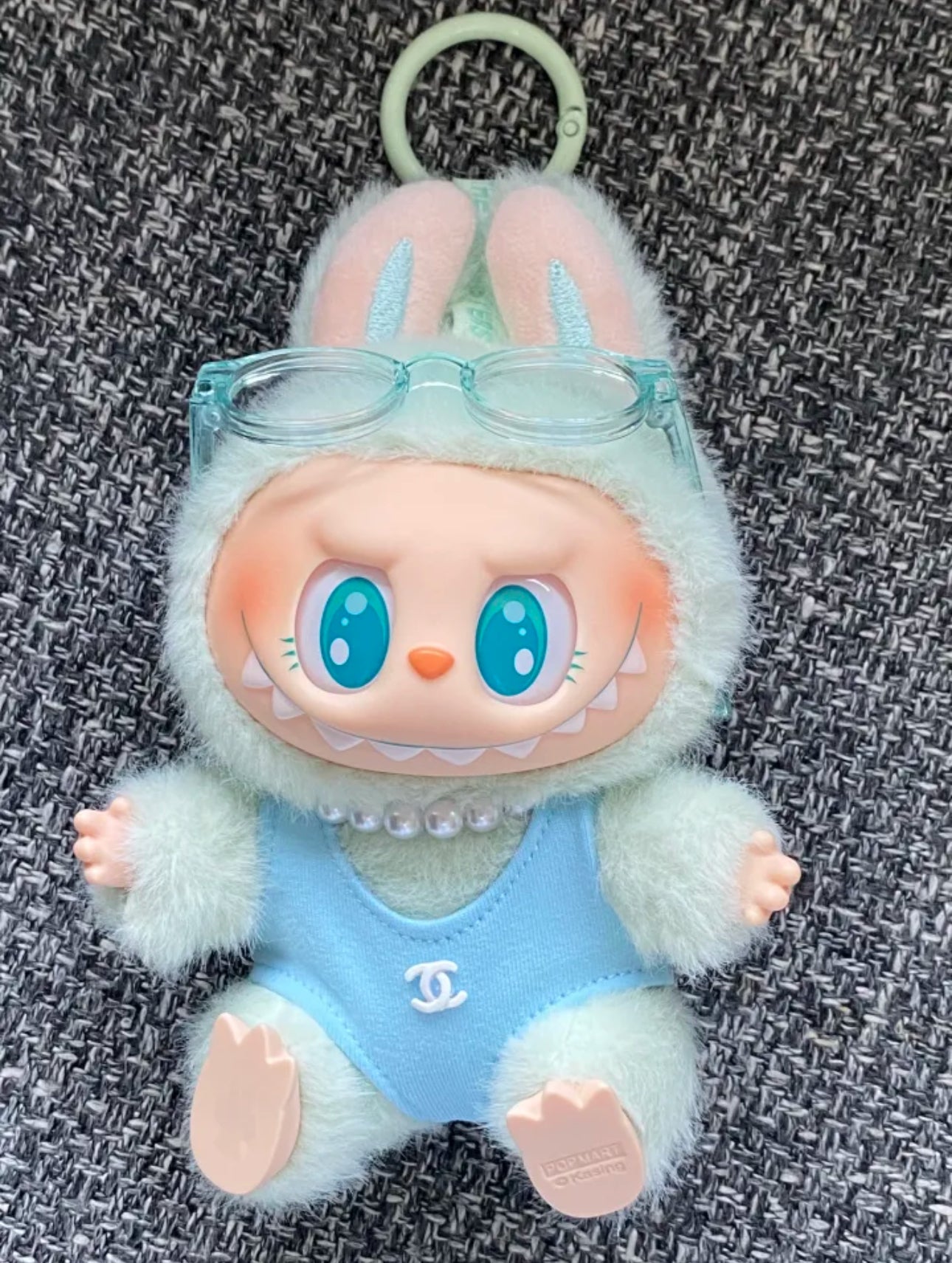 Conjunto de 3 piezas de ropa de playa de verano Y2K para vacaciones Labubu: traje de baño, collar de perlas y gafas de sol de colores para muñecas.