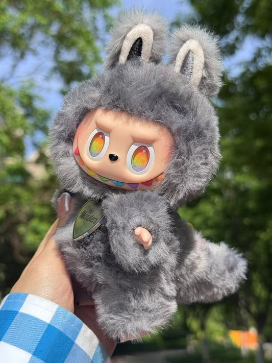 Cola de Zimomo Gris Secreto – Peluche personalizado por un artista | Rediseñado con muñeca V1/V2 100 % auténtica | Ojos arcoíris + Etiqueta de corazón de metal