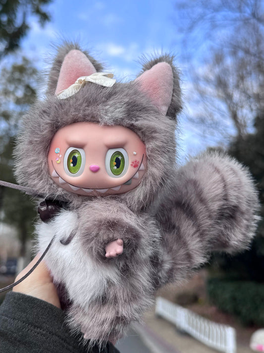 Lindo Labubu peludo de cola grande, gris y dorado: peluche personalizado por un artista, rediseñado con una muñeca V1/V2 100 % auténtica.