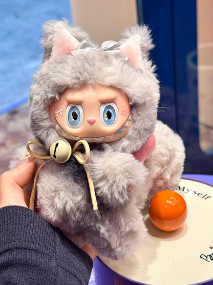 Lindo Labubu gris con cola grande y lazo rosa – Peluche personalizado por artista, rediseñado con muñeca V1/V2 100 % auténtica | Campana amarilla con lazo rosa