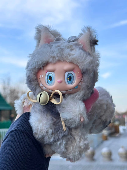 Lindo Labubu gris con cola grande y lazo rosa – Peluche personalizado por artista, rediseñado con muñeca V1/V2 100 % auténtica | Campana amarilla con lazo rosa