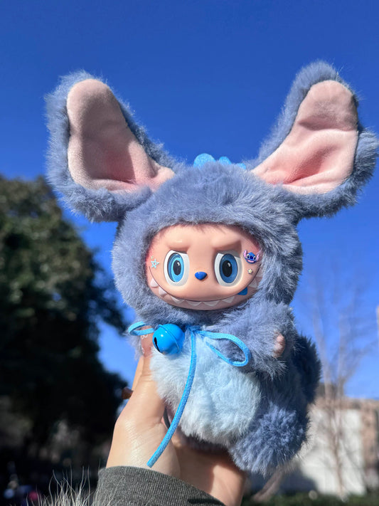 Collar de campana azul y rosa, lindo Labubu: peluche personalizado por artista, rediseñado con muñeca V1/V2 100 % auténtica.