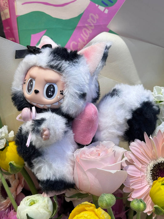 Labubu de gatito blanco y negro con lazo – Peluche personalizado por un artista | Hecho a mano con una muñeca V1/V2 auténtica | Juguete coleccionable rediseñado por ti mismo