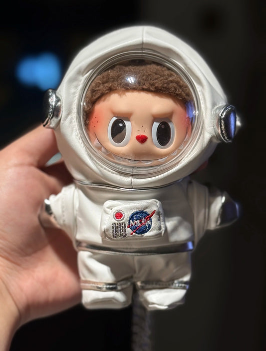 Traje de astronauta Labubu: traje espacial personalizado para misiones galácticas, hecho a mano, para juguetes de diseño.